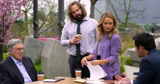 Legal Siegel se tornou um personagem querido, figura paterna e conselheiro de Mickey Haller. 