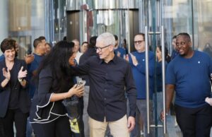 Tim Cook apresenta novas categorias de produtos e serviços habilitados pela IA Tim Cook apresenta novas categorias de produtos e serviços habilitados pela IA