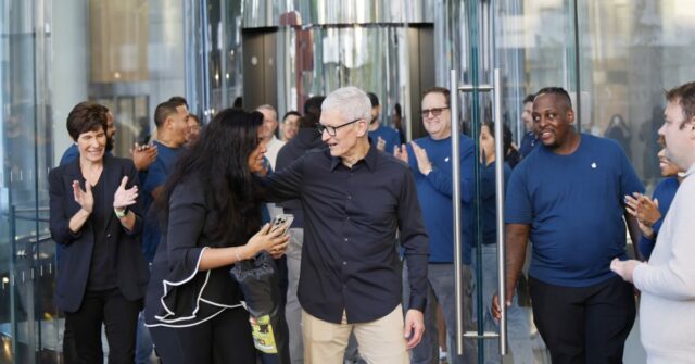 Tim Cook apresenta novas categorias de produtos e serviços habilitados pela IA
