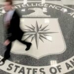 Tim Cook ‘dormiu com um olho aberto’ após briefing confidencial da CIA sobre Taiwan | A foto mostra um homem atravessando o logotipo da CIA no chão de um prédio da agência