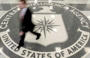 Tim Cook ‘dormiu com um olho aberto’ após briefing confidencial da CIA sobre Taiwan Tim Cook ‘dormiu com um olho aberto’ após briefing confidencial da CIA sobre Taiwan | A foto mostra um homem atravessando o logotipo da CIA no chão de um prédio da agência