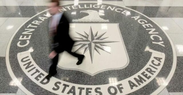 Tim Cook ‘dormiu com um olho aberto’ após briefing confidencial da CIA sobre Taiwan | A foto mostra um homem atravessando o logotipo da CIA no chão de um prédio da agência