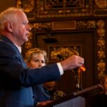 Tim Walz agradece a Minnesota após tumultuada onda federal - 'A primavera está chegando'