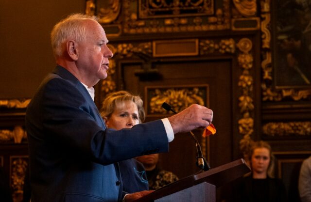 Tim Walz agradece a Minnesota após tumultuada onda federal - 'A primavera está chegando'
