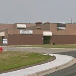 Um total de seis vítimas foram encontradas dentro da Escola Secundária Tumbler Ridge, duas em uma residência conectada e outra morreu enquanto era transportada para um hospital, disse a polícia de Royal Mountain em 10 de fevereiro.