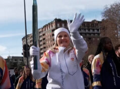 Tocha olímpica passa pelo centro de Milão horas antes dos jogos Tocha olímpica passa pelo centro de Milão horas antes dos jogos