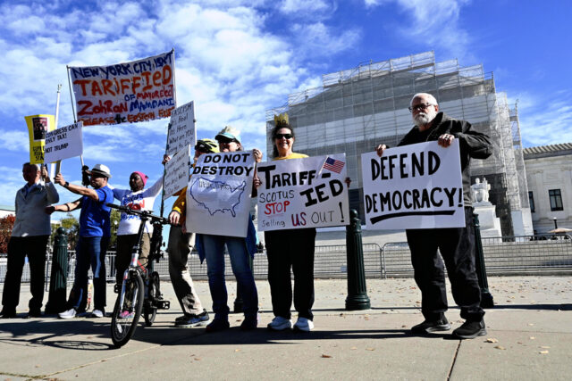 Todas as maneiras pelas quais Trump imporá ilegalmente mais tarifas Desenho animado de Clay Bennett