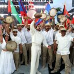 O rapper porto-riquenho Bad Bunny ergueu uma bola de futebol com a mensagem “Juntos somos a América” durante seu show do intervalo do Super Bowl