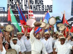 Todas as mensagens políticas ocultas no show do intervalo do Super Bowl de Bad Bunny O rapper porto-riquenho Bad Bunny ergueu uma bola de futebol com a mensagem “Juntos somos a América” durante seu show do intervalo do Super Bowl