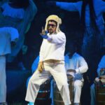 Bad Bunny se apresentando no palco em Porto Rico