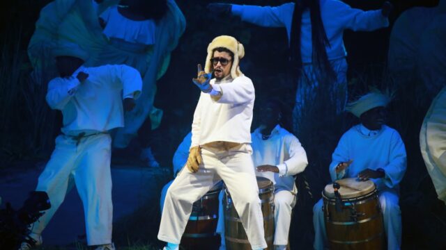 Bad Bunny se apresentando no palco em Porto Rico