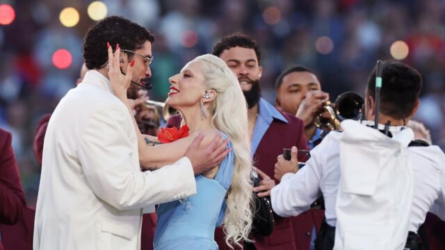 01 DE FEVEREIRO: Bad Bunny recebe prêmio de Melhor Álbum de Música Urbana por 