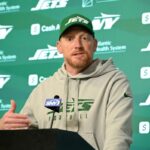 O coordenador do jogo de passagem dos Jets, Todd Downing, fala à mídia.