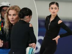 Todos os olhos voltados para Adeliia Petrosian nas Olimpíadas com o técnico russo no meio da tempestade da patinação artística Adeliia Petrosian (à direita) fala com o técnico Eteri Tutberidze (centro) e o coreógrafo Daniil Gleikhengauz, durante uma sessão de treinos de patinação artística nos Jogos Olímpicos de Inverno de 2026, em Milão, Itália, segunda-feira, 16 de fevereiro de 2026.