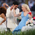 Bad Bunny, à esquerda, se apresenta durante o intervalo do jogo de futebol americano NFL Super Bowl 60 entre o New England Patriots e o Seattle Seahawks, domingo, 8 de fevereiro de 2026, em Santa Clara, Califórnia (AP Photo/Godofredo A. Vásquez)