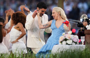 Todos os ovos de Páscoa do show do intervalo de Bad Bunny Bad Bunny, à esquerda, se apresenta durante o intervalo do jogo de futebol americano NFL Super Bowl 60 entre o New England Patriots e o Seattle Seahawks, domingo, 8 de fevereiro de 2026, em Santa Clara, Califórnia (AP Photo/Godofredo A. Vásquez)