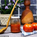 Os tomates podem ser retirados dos molhos para massas sob a repressão trabalhista do açúcar, alertaram os chefes dos supermercados (imagem de arquivo)