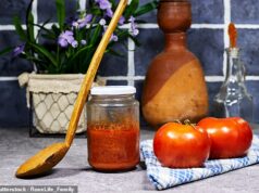 Tomates e frutas podem ser retirados de molhos para massas e iogurtes sob a repressão trabalhista do açúcar, alertam os chefes da alimentação Os tomates podem ser retirados dos molhos para massas sob a repressão trabalhista do açúcar, alertaram os chefes dos supermercados (imagem de arquivo)