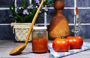 Tomates e frutas podem ser retirados de molhos para massas e iogurtes sob a repressão trabalhista do açúcar, alertam os chefes da alimentação Os tomates podem ser retirados dos molhos para massas sob a repressão trabalhista do açúcar, alertaram os chefes dos supermercados (imagem de arquivo)