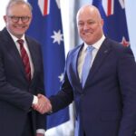 O primeiro-ministro australiano, Anthony Albanese, e o primeiro-ministro da Nova Zelândia, Christopher Luxon, apertam as mãos durante uma reunião de líderes Austrália-Nova Zelândia em Taramea.