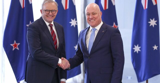   O primeiro-ministro australiano, Anthony Albanese, e o primeiro-ministro da Nova Zelândia, Christopher Luxon, apertam as mãos durante uma reunião de líderes Austrália-Nova Zelândia em Taramea.