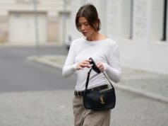 Tops lisonjeiros com gola canoa que combinam com o estilo da Costa Leste jeans de cigarro