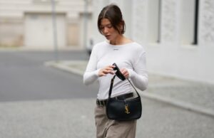 Tops lisonjeiros com gola canoa que combinam com o estilo da Costa Leste jeans de cigarro