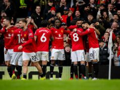 Torcedores do Manchester United nomeiam o Melhor em Campo após vitória por 2 a 0 sobre o Tottenham, dois jogadores dominam Bruno Fernandes aplaude os torcedores ao comemorar a vitória durante a partida da Premier League entre Manchester United e Tottenham Hotspur, em Old Trafford, em 2026, em Manchester, Inglaterra.