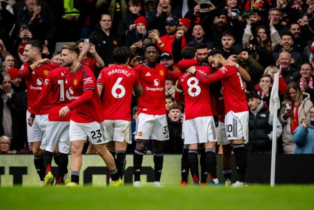 Bruno Fernandes aplaude os torcedores ao comemorar a vitória durante a partida da Premier League entre Manchester United e Tottenham Hotspur, em Old Trafford, em 2026, em Manchester, Inglaterra.