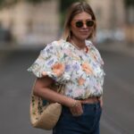 MUNIQUE, ALEMANHA - 22 DE JANEIRO: Mirja Klein é vista vestindo um suéter cinza escuro de gola alta com corte justo da The Frankie Shop; um suéter bege com ombros acolchoados, gola redonda e mangas compridas em camadas da COS; saia midi marrom claro com bolsos frontais pregueados, corte em A e três cintos de couro preto em camadas com fivelas prateadas da MeiMeij; óculos de sol oversized com armação de acetato transparente e lentes marrons da Bottega Veneta; uma bolsa de ombro de couro de camurça marrom chocolate escuro com alças superiores de couro liso chamada