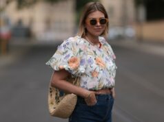 Trabalhei em uma boutique e as novas blusas da Amazon parecem nossas mais vendidas MUNIQUE, ALEMANHA - 22 DE JANEIRO: Mirja Klein é vista vestindo um suéter cinza escuro de gola alta com corte justo da The Frankie Shop; um suéter bege com ombros acolchoados, gola redonda e mangas compridas em camadas da COS; saia midi marrom claro com bolsos frontais pregueados, corte em A e três cintos de couro preto em camadas com fivelas prateadas da MeiMeij; óculos de sol oversized com armação de acetato transparente e lentes marrons da Bottega Veneta; uma bolsa de ombro de couro de camurça marrom chocolate escuro com alças superiores de couro liso chamada