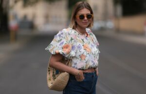 Trabalhei em uma boutique e as novas blusas da Amazon parecem nossas mais vendidas MUNIQUE, ALEMANHA - 22 DE JANEIRO: Mirja Klein é vista vestindo um suéter cinza escuro de gola alta com corte justo da The Frankie Shop; um suéter bege com ombros acolchoados, gola redonda e mangas compridas em camadas da COS; saia midi marrom claro com bolsos frontais pregueados, corte em A e três cintos de couro preto em camadas com fivelas prateadas da MeiMeij; óculos de sol oversized com armação de acetato transparente e lentes marrons da Bottega Veneta; uma bolsa de ombro de couro de camurça marrom chocolate escuro com alças superiores de couro liso chamada