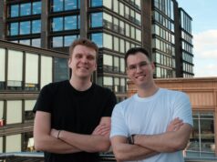 Trace levanta US$ 3 milhões para resolver o problema de adoção de agentes de IA nas empresas Two men stand on a rooftop, crossing their arms