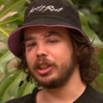 Um tradie de Melbourne ficou com ferimentos graves no rosto depois de ser atacado por um piloto de e-scooter em um incidente de violência no trânsito. Tyler Macaloney estava voltando para casa depois de seu trabalho de espancamento em Parkville na sexta-feira, quando foi confrontado por um homem que entrava e saía do trânsito.