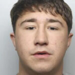 Fotos policiais da bolsa Nike azul e seu conteúdo, incluindo cocaína e heroína em sacos plásticos azuis, e um maço de dinheiro embrulhado em uma faixa.