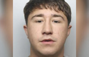 Traficante é preso após encontrar drogas e dinheiro em bolsa Fotos policiais da bolsa Nike azul e seu conteúdo, incluindo cocaína e heroína em sacos plásticos azuis, e um maço de dinheiro embrulhado em uma faixa.