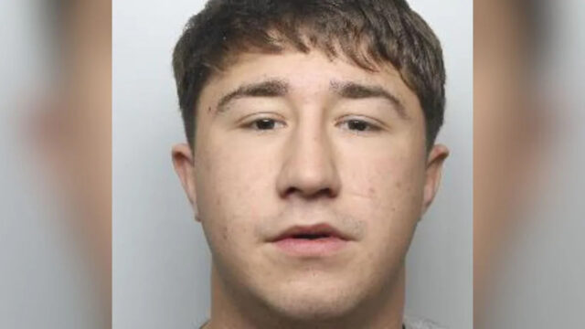 Fotos policiais da bolsa Nike azul e seu conteúdo, incluindo cocaína e heroína em sacos plásticos azuis, e um maço de dinheiro embrulhado em uma faixa.