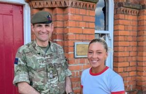 Tragédia quando a estrela ‘excepcional’ do médico do Exército britânico TikTok, de 25 anos, que conheceu o príncipe William, morre repentinamente A cabo Lucy Wilde, do Serviço Médico do Exército Real, morreu repentinamente na última quinta-feira, mas a causa da morte ainda não foi confirmada por parentes ou pelo Ministério da Defesa.