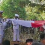 Tragicamente, soldado da Marinha da Indonésia morre após ser chicoteado dezenas de vezes por um idoso