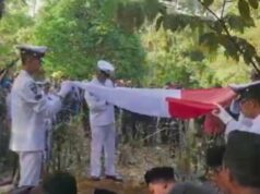 Tragicamente, soldado da Marinha da Indonésia morre após ser chicoteado dezenas de vezes por um idoso Tragicamente, soldado da Marinha da Indonésia morre após ser chicoteado dezenas de vezes por um idoso