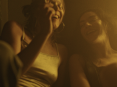 Trailer de Erupcja: Charli XCX estrela um romance sáfico explosivo Trailer de Erupcja: Charli XCX estrela um romance sáfico explosivo