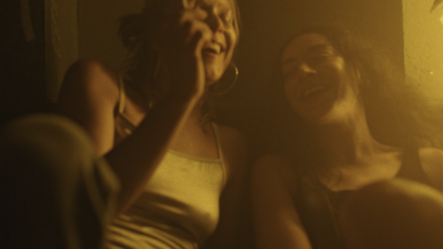 Trailer de Erupcja: Charli XCX estrela um romance sáfico explosivo
