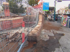 Transeuntes atacam motorista depois que carro atropela pedestres e derruba muro Acidente de Windsor em 27 de fevereiro de 2026