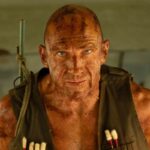 Transmita ou ignore: '28 anos depois: The Bone Temple' no VOD, uma variação estimulante de tropos zumbis ancorados em um jogo, inspirado por Ralph Fiennes