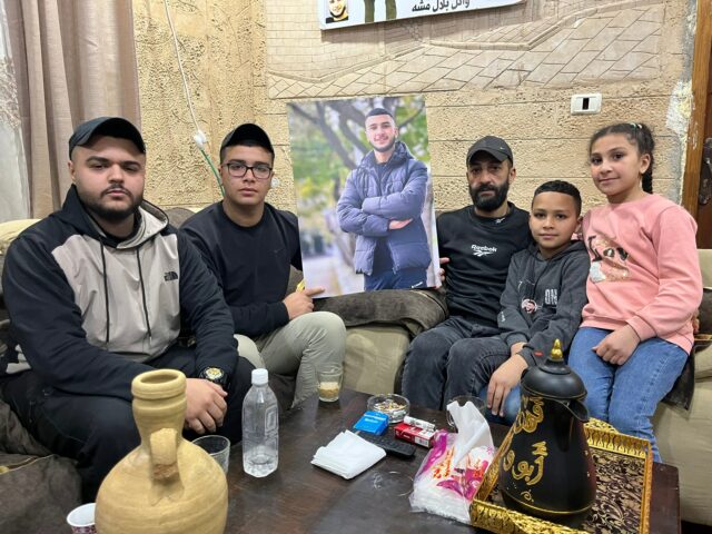 Trauma e desafio: Vida e morte de jovem de 17 Uma rua no campo de refugiados de Balata