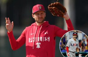 Trea Turner afirma que ‘o telefone nunca tocou’ sobre a chance do WBC depois de ser herói da equipe dos EUA em 2023 Trea Turner, do Philadelphia Phillies, com um moletom vermelho dos Phillies e um chapéu segurando uma luva de beisebol.