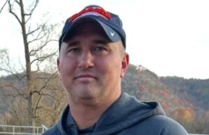 Treinador de futebol desaparecido ainda é pago apesar de ser acusado de pornografia infantil Treinador de futebol desaparecido ainda é pago apesar de ser acusado de pornografia infantil