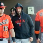O arremessador do San Francisco Giants, Hayden Birdsong # 60, faz um arremesso durante o jogo de treinamento de primavera contra o Seattle Mariners no Peoria Sports Complex em 21 de fevereiro de 2026 em Peoria, Arizona. (John Medina especial para o Mercury News)