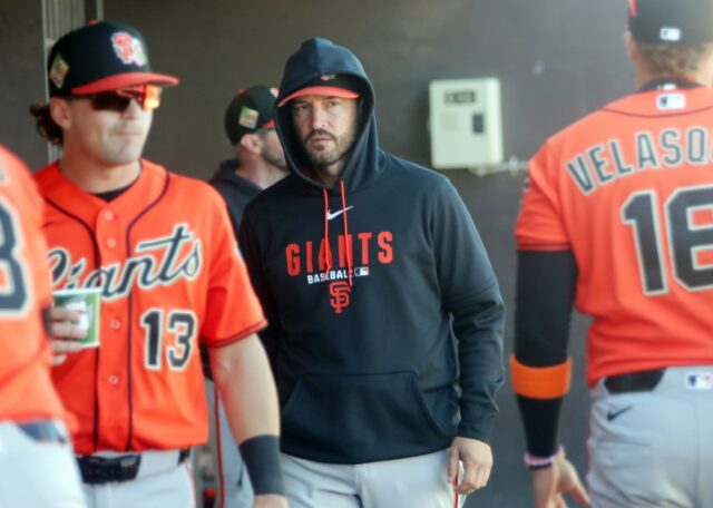 O arremessador do San Francisco Giants, Hayden Birdsong # 60, faz um arremesso durante o jogo de treinamento de primavera contra o Seattle Mariners no Peoria Sports Complex em 21 de fevereiro de 2026 em Peoria, Arizona. (John Medina especial para o Mercury News)