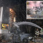 Bombeiros extinguem um incêndio no local de uma colisão entre trem e carro.